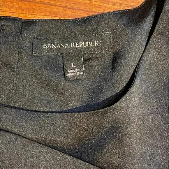 Banana Republic Long Sleeve Satin Flat Chevron Ruffle Top, size L - Picture 5 of 10